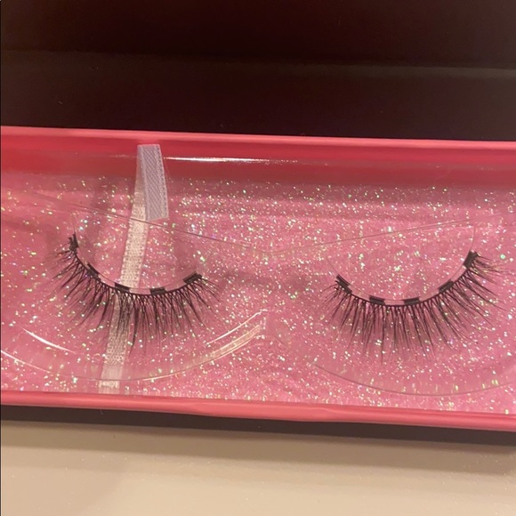 Moxie lashes - Picture 3 of 4